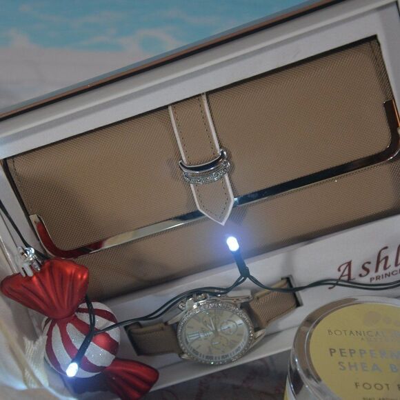 Christmas Gift Basket Wallet/ Matching Watch, Peppermint, lights napkins butter - Picture 4 of 5